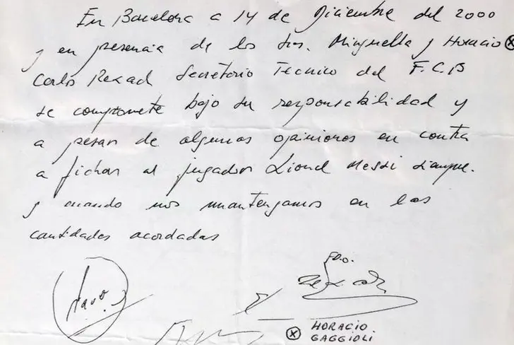 Servilleta con el acuerdo del contrato de Messi en el Barcelona