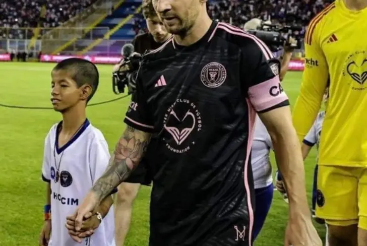 Leví acompañando a su ídolo al terreno de juego del Cuscatlán