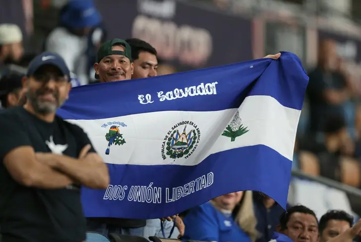 La incondicional hinchada cuscatleca que no deja de alentar en cualquier juego de la Selecta