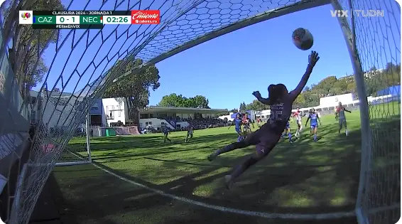 Captura del gol de Danielle Fuentes, un tiro libre al ángulo.