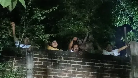 Vía X aficionados de Alianza en el muro perimetral del estadio Ana Mercedes Campos