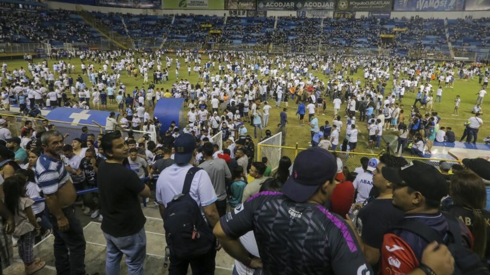 Hinchas en el estadio Cuscatlán