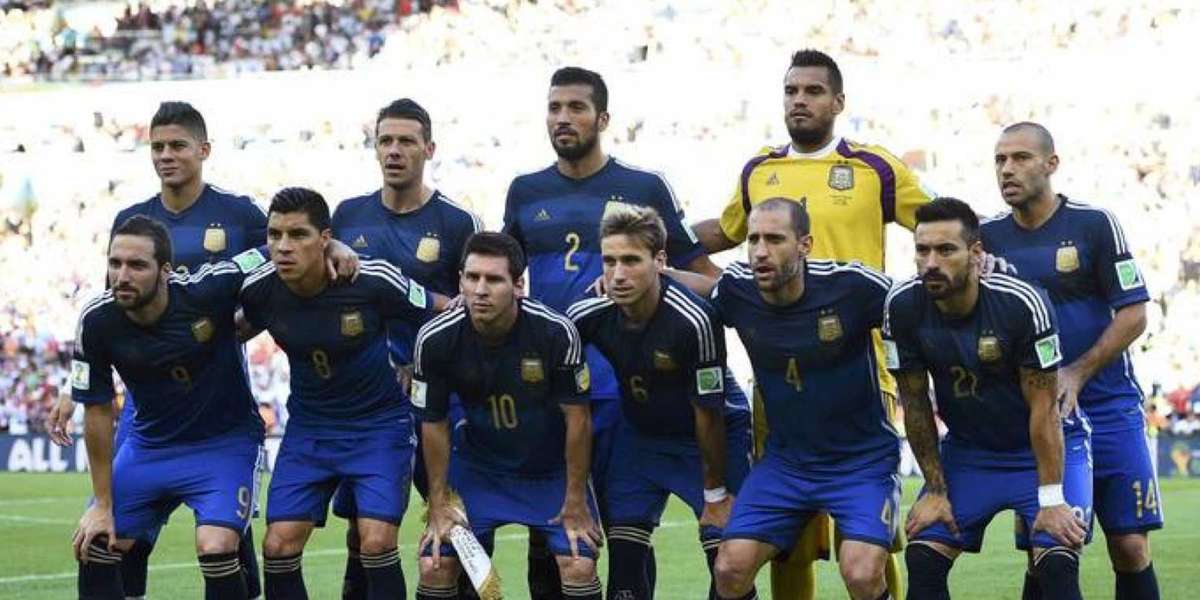 A los 17 años debutó en River Plate de Argentina y posteriormente se unió al Real Madrid, donde marcó 107 goles entre 2006 y 2013