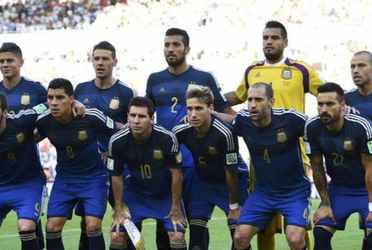 A los 17 años debutó en River Plate de Argentina y posteriormente se unió al Real Madrid, donde marcó 107 goles entre 2006 y 2013