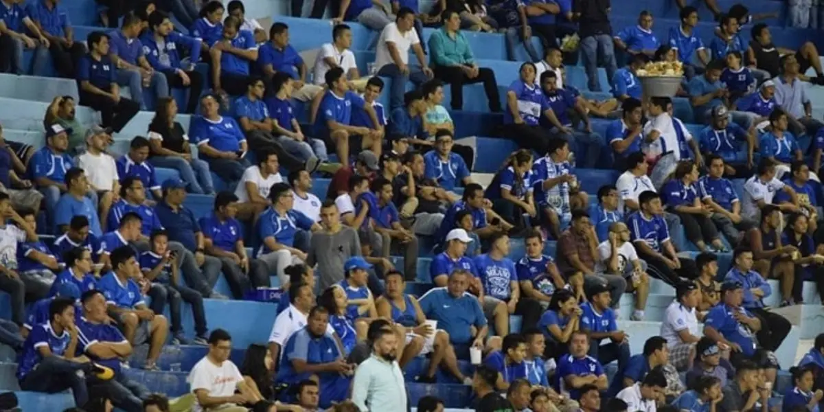 A pesar de la situación, hubo seguidores que acudieron al estadio para brindar su apoyo inquebrantable a la selección salvadoreña