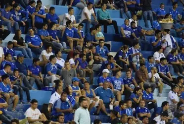 A pesar de la situación, hubo seguidores que acudieron al estadio para brindar su apoyo inquebrantable a la selección salvadoreña