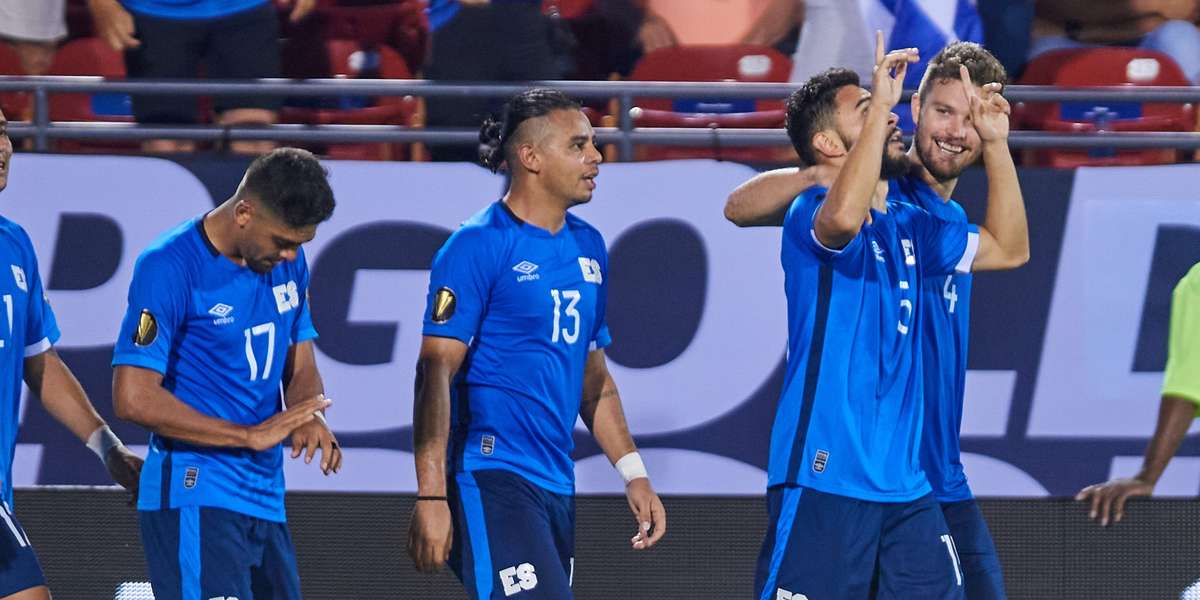 A su llegada, cuerpo técnico y jugadores evitaron dar declaraciones a la prensa, mientras inicia la concentración del partido crucial