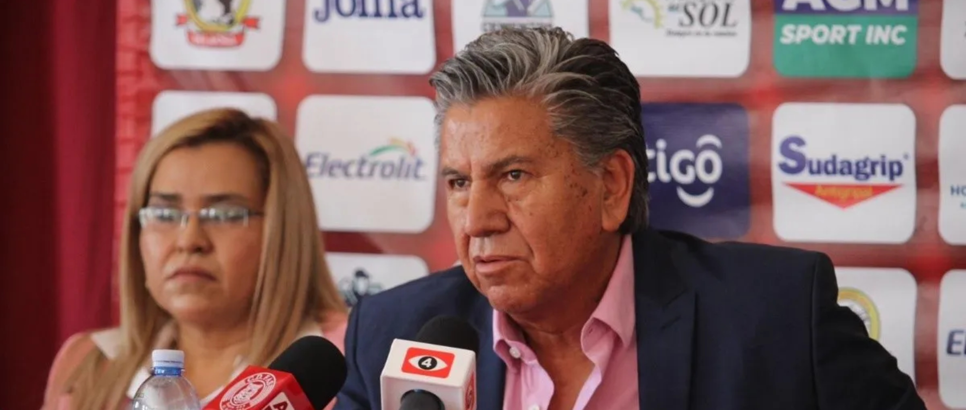 Al entrenador se le cuestionó acerca de las dificultades defensivas que su equipo está experimentando, siendo una de las defensas frágiles