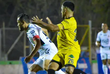 Albos y ahuachapanecos han aplicado una buena defensa que les permite irse al descanso sin mayores contratiempos en el partido