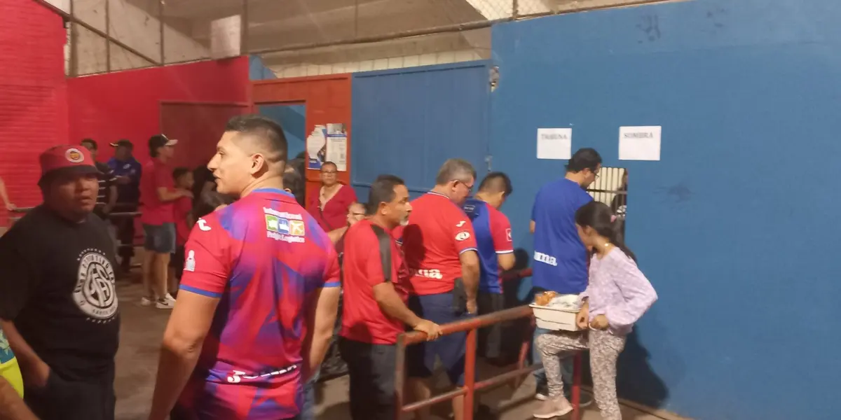 Algunos aficionados mostraron su descontento ante una situación de la cuál no fueron notificados por la directiva fasista, piden lo aclaren