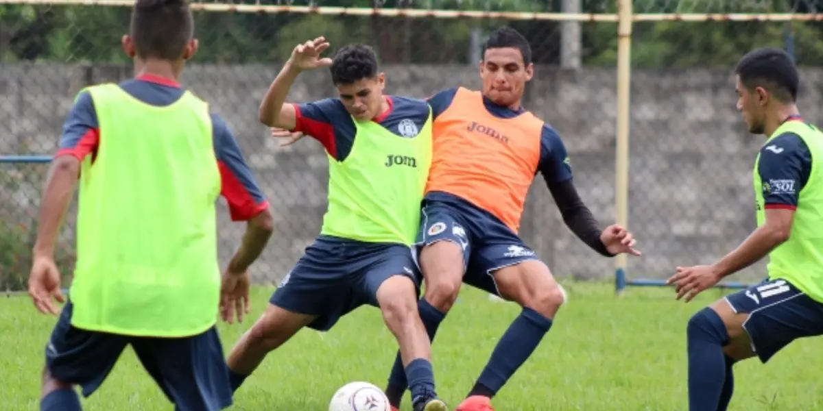 Alianza, por ejemplo, tuvo que cancelar su entrenamiento matutino al no contar con instalaciones disponibles. Santa Tecla, igual no entrenó