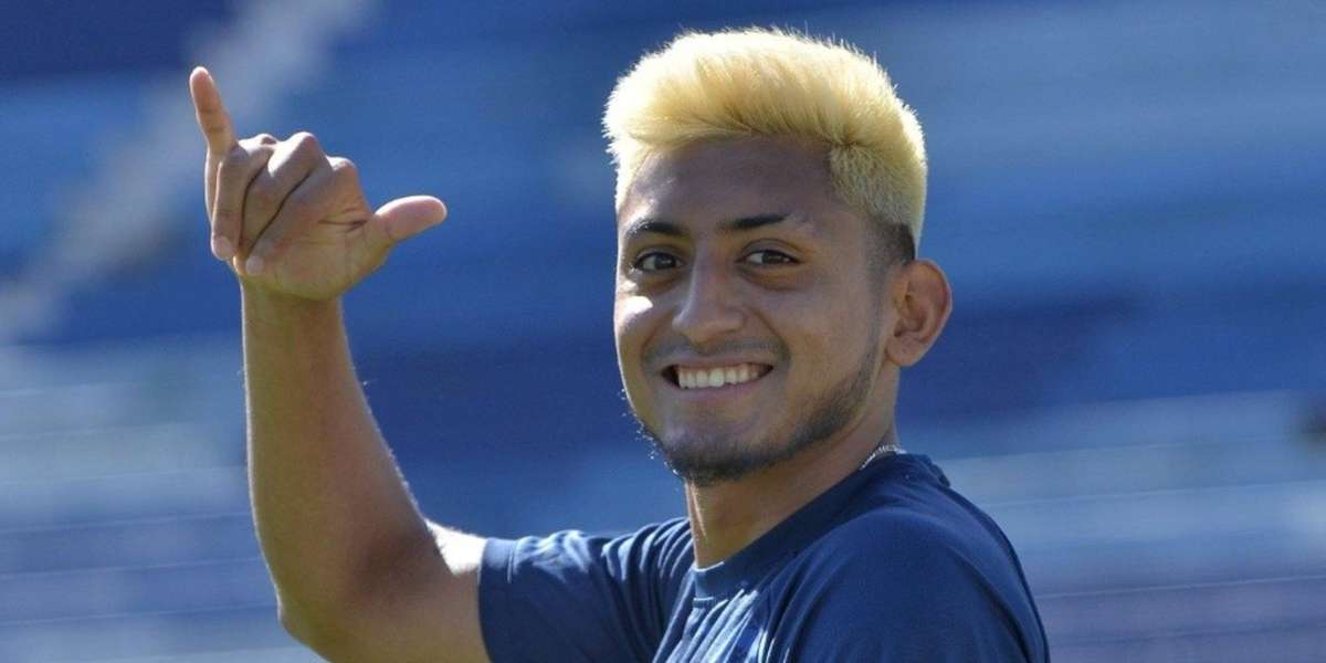 Amando Moreno saltó al terreno de juego como titular al mismo tiempo que la selección dirigida por Rubén de la Barrera iniciaba el juego