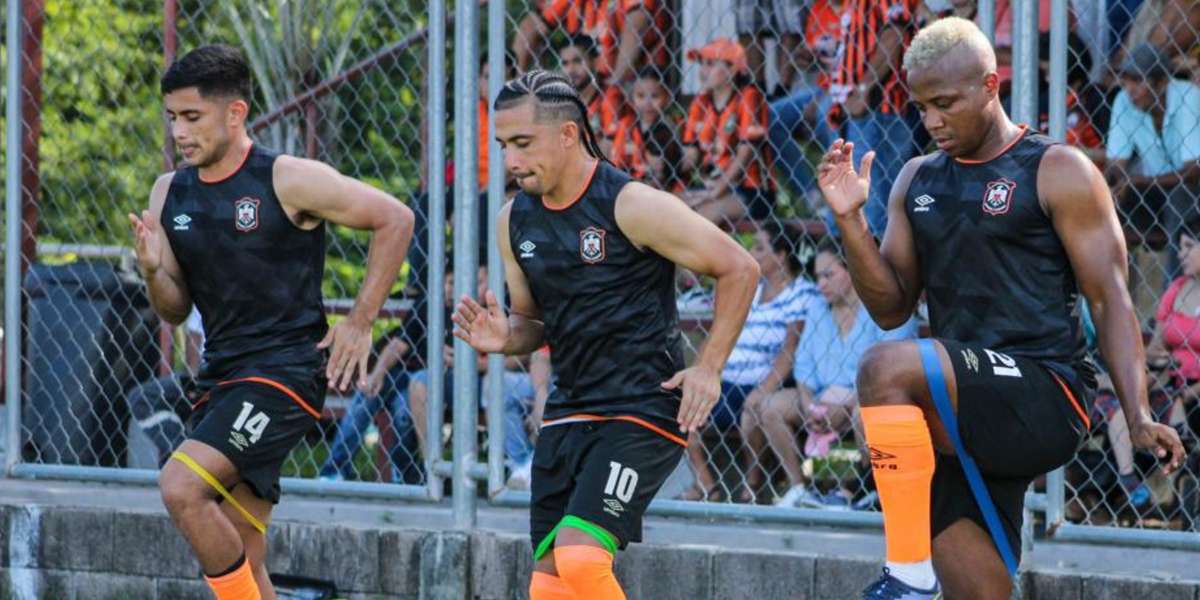 Apenas el viernes, Águila estaba disputando su partido pendiente, hoy visita el Tierra de Fuego en busca de sumar más puntos arriba