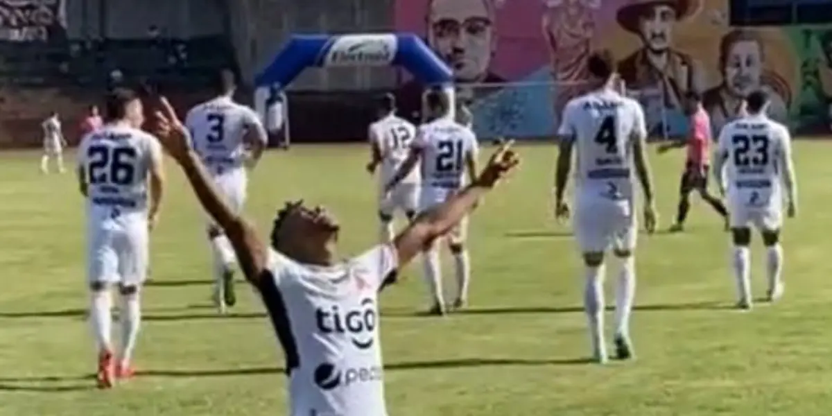 Apenas iniciaba el partido cuando los albos tomaban ventaja tras una desafortunada jugada en la salida para el cuadro colinero