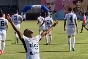 Apenas iniciaba el partido cuando los albos tomaban ventaja tras una desafortunada jugada en la salida para el cuadro colinero