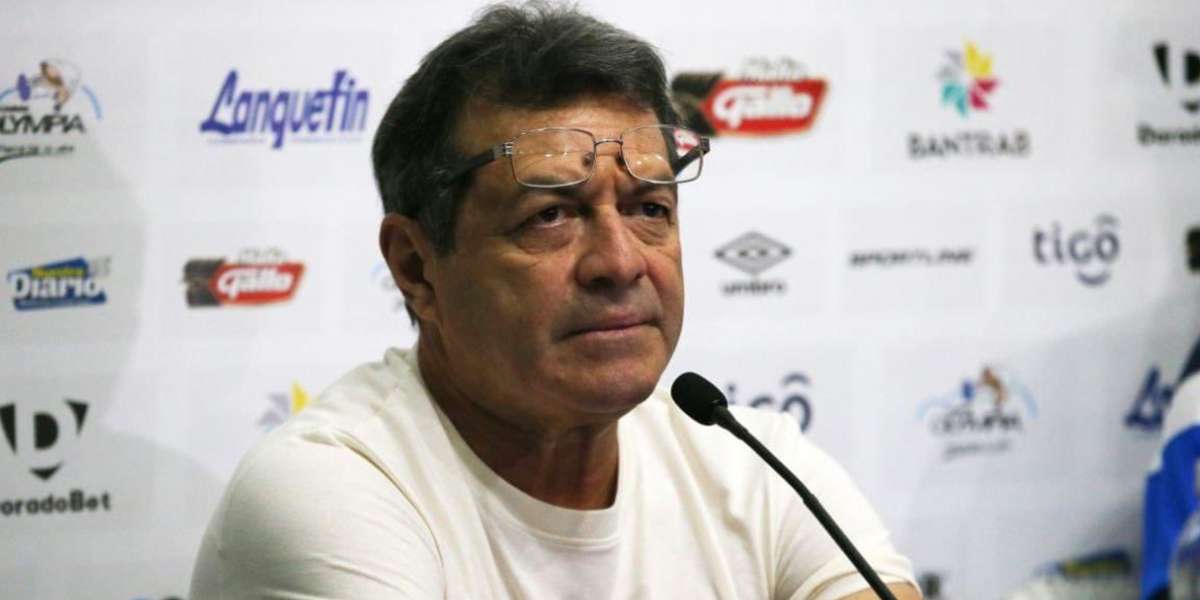 Ayer la afición dejó claro que la relación con el técnico nacional está rota. Muchos de los asistentes al partido exigieron su dimisión