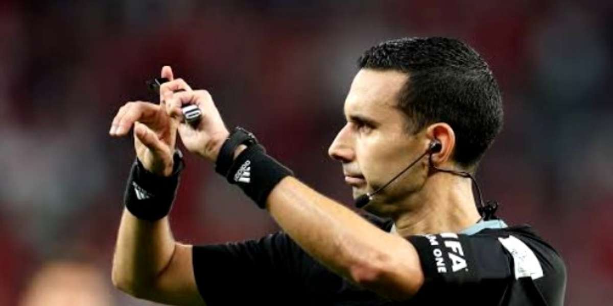 Bajo la dirección de este árbitro, la Selecta no ha podido sacar los tres puntos en un juego oficial, pero sí muchos empates