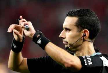 Bajo la dirección de este árbitro, la Selecta no ha podido sacar los tres puntos en un juego oficial, pero sí muchos empates