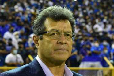 Con la relación entre afición salvadoreña y Hugo Pérez tras la derrota por 3-2