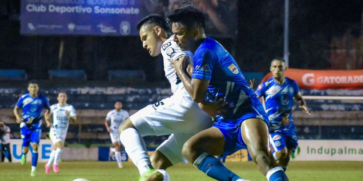 Desde el inicio del partido, el Fuerte San Francisco demostró ser un conjunto competitivo y peligroso. Supo generar oportunidades y anotar