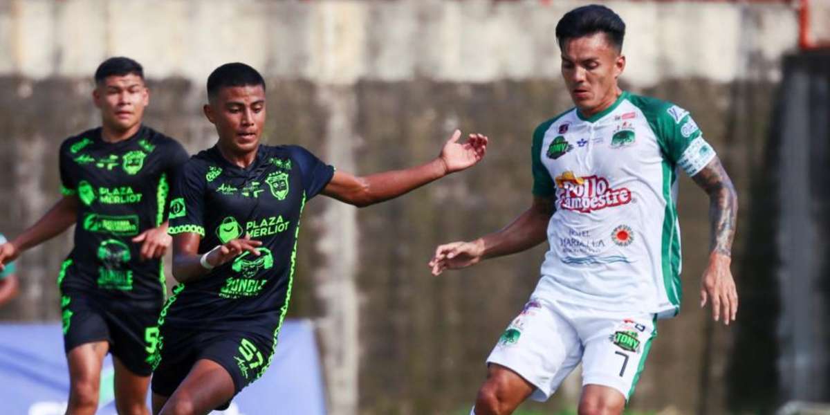 Desde el inicio, el Santa Tecla FC desplegó un juego dinámico en su intento por desequilibrar la defensa del CD Dragón