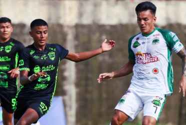 Desde el inicio, el Santa Tecla FC desplegó un juego dinámico en su intento por desequilibrar la defensa del CD Dragón