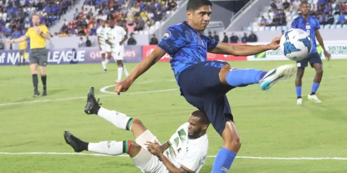 Desde el pitido inicial, El Salvador mostró una fuerte presencia en el medio campo, con una estrategia de posesión de balón y rápidos