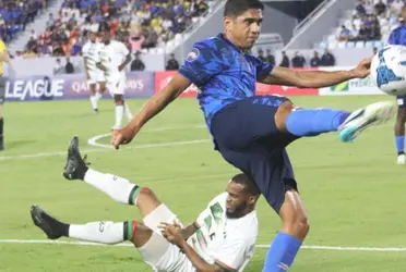 Desde el pitido inicial, El Salvador mostró una fuerte presencia en el medio campo, con una estrategia de posesión de balón y rápidos