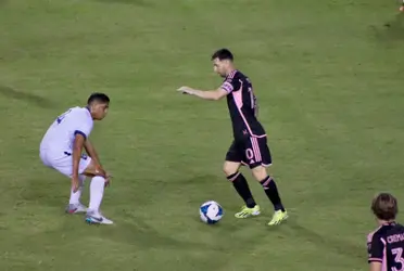 Desde que salió a calentar, la ovación de la hinchada salvadoreña no se hizo esperar