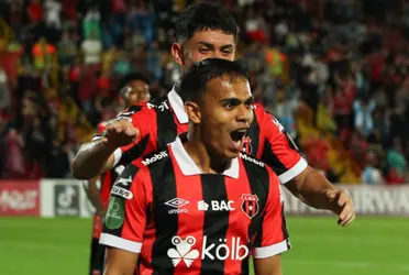 Desde su llegada al cuadro manudo, Menjívar ya ganó dos títulos, aunque su participación ha sido mínima en el terreno de juego, ayer celebró