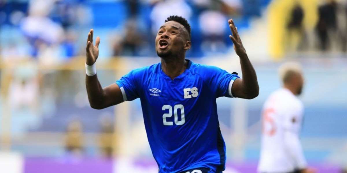 Después del pitido final y los festejos, el entrenador Nelson Ancheta se acercó a felicitar a Gil, quien no pudo ocultar su emoción