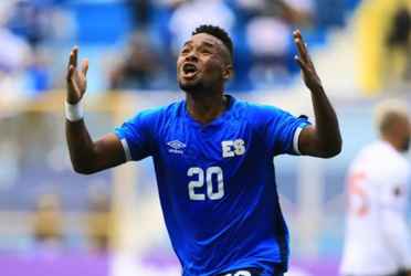 Después del pitido final y los festejos, el entrenador Nelson Ancheta se acercó a felicitar a Gil, quien no pudo ocultar su emoción