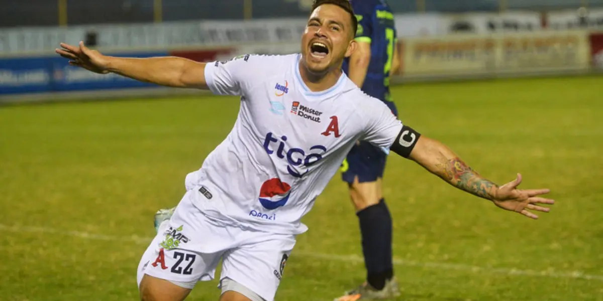 El albo recurrió a su goleador histórico para sumar tres puntos en el Barraza