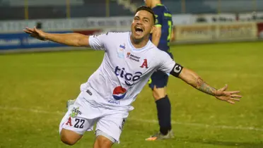 El albo recurrió a su goleador histórico para sumar tres puntos en el Barraza