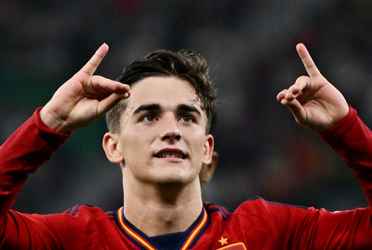 El choque comenzó con un ritmo frenético, ambos equipos desplegaron una intensa presión en el centro del campo, buscando controlar el juego