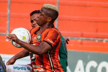 El colombiano vio la tarjeta roja en el derbi migueleño, dejando con 10 a su equipo, ahora peligra su liderato de goleo