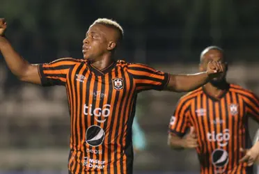 El creador de contenido salvadoreño Ricky recompensó al jugador del equipo emplumado, Carlos Salazar, después de ser la figura con 2 goles