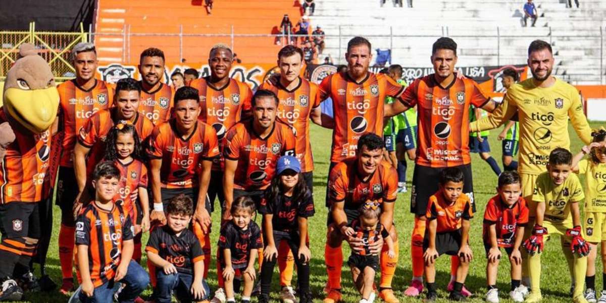 El cuadro emplumado ha gozado de oportunidades para anotar, pero la fortuna no lo ha acompañado en este primer tiempo, Santa Tecla resiste