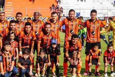 El cuadro emplumado ha gozado de oportunidades para anotar, pero la fortuna no lo ha acompañado en este primer tiempo, Santa Tecla resiste