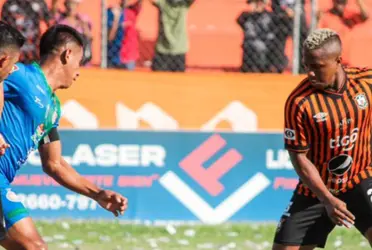 El cuadro emplumado tuvo que emplearse a fondo en la defensa, ya que jugó casi todo el partido con un hombre menos, y logró mantener el gol