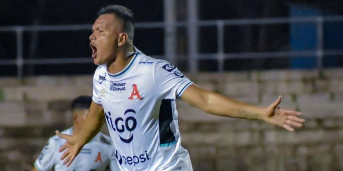 El defensa central cobró una falta de forma magistral y esto ha sido suficiente para que los albos vayan arriba en el marcador