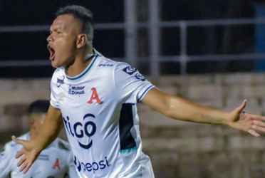 El defensa central cobró una falta de forma magistral y esto ha sido suficiente para que los albos vayan arriba en el marcador