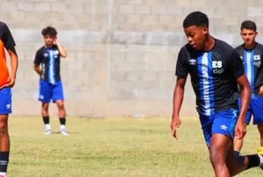 El delantero se encuentra en las filas del juvenil del Municipal, y ha sido convocado a la sub 17 salvadoreña, juega de extremo izquierdo