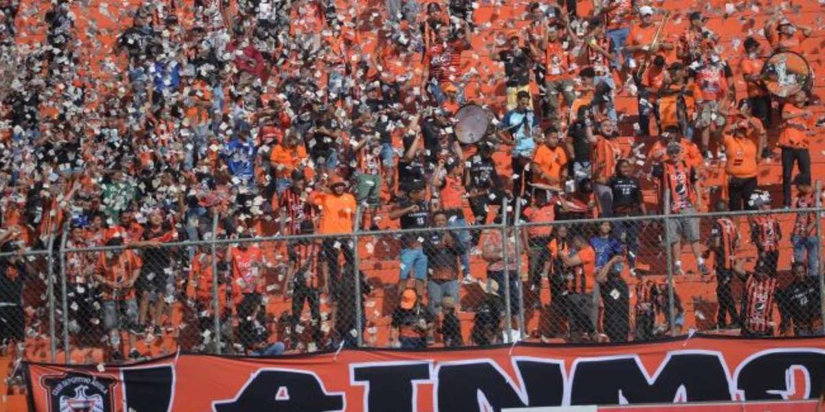 El descontento de los seguidores del Águila se hizo patente en un video captado por Alexander Lazo, en el que se observa una tensa pelea