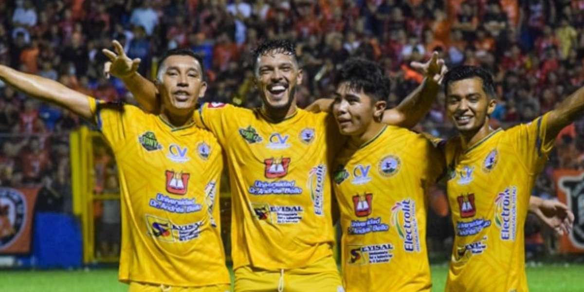 El divertido espectáculo no pasó desapercibido para sus compañeros de equipo y la afición presente, quienes lo aplaudieron y ovacionaron