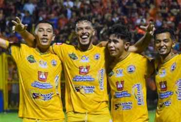 El divertido espectáculo no pasó desapercibido para sus compañeros de equipo y la afición presente, quienes lo aplaudieron y ovacionaron