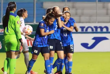 El dominio de las salvadoreñas desde el inicio del partido fue notorio. La banda izquierda, liderada por Cerén y Fuentes, llevó peligro