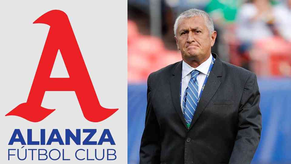 El entrenador colombiano regresará este domingo al país para arreglar su situación contractual.