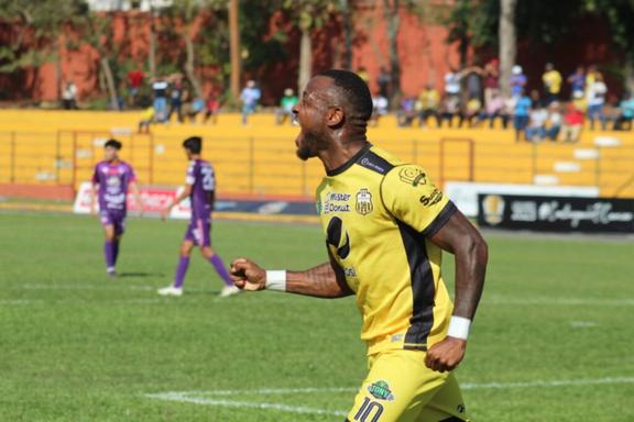 El entrenador del 11 Deportivo habló sobre el triniteño y reveló una de las claves para el buen rendimiento del atacante