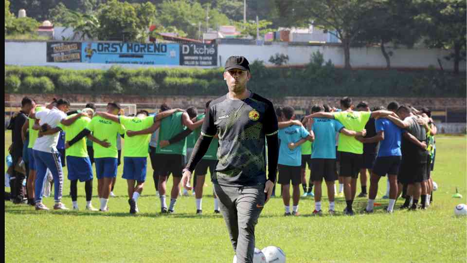 El entrenador del club gallero habló sobre la actualidad del equipo con miras al Apertura 2023.